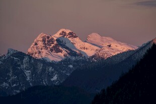 夕阳下的壮丽雪山