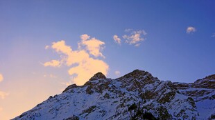雪山之巅的壮丽霞光