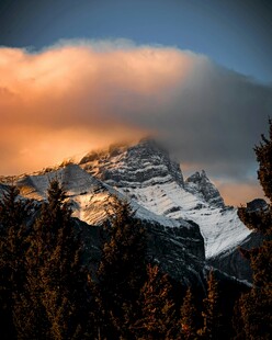 雪山晨曦美景