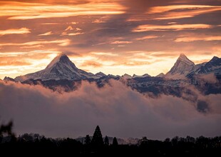 壮丽雪山映晚霞美景