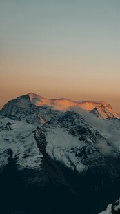 雪山日落美景
