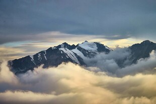云海中的巍峨雪山