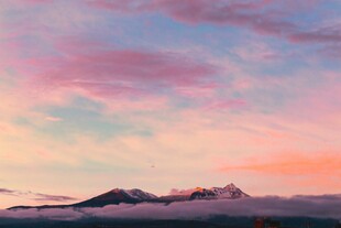 梦幻晚霞下的壮丽山峦