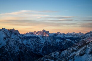 雪山壮丽日出美景
