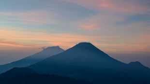 黄昏下的壮丽山峦
