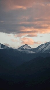 黄昏下的壮丽山脉