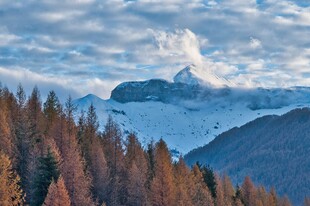 山林间的壮丽雪山景观