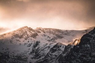 雪山日出壮丽美景