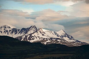 雪山云海壮丽自然景观