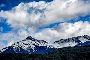 壮丽雪山与蓝天白云美景