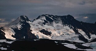 壮丽雪山景观