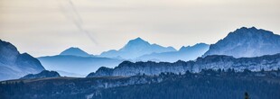 壮丽山峦景观