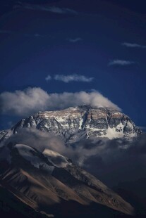 雪山云海壮丽景观
