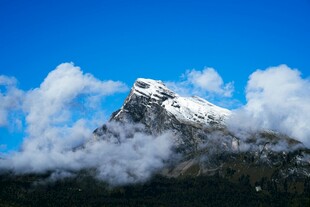 雪山云海壮丽景观
