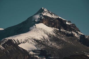 巍峨雪山