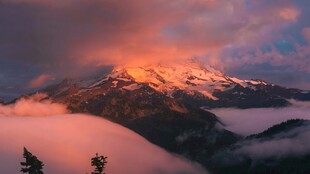 壮丽雪山映霞光