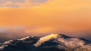 壮丽雪山映绚烂霞光