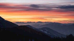 壮丽山间日出美景