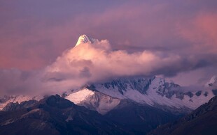 壮丽雪山映晚霞