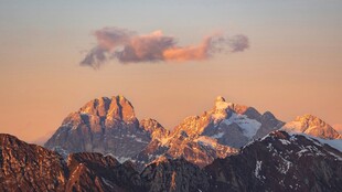 壮丽雪山日出美景