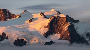 雪山壮丽日出美景