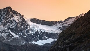 壮丽雪山日出美景