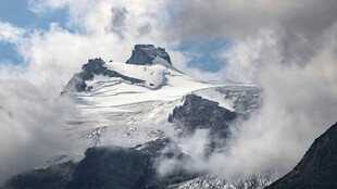 云雾缭绕中的巍峨雪山