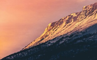 夕阳下的雪山美景