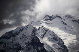 巍峨雪山壮丽景致