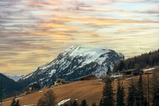 雪山夕照下的山林美景