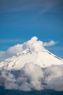 雪山耸立于云海之上