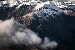 云雾缭绕的壮丽雪山