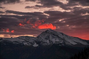 夕阳下的壮丽雪山景观