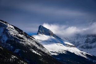 巍峨雪山壮丽景致