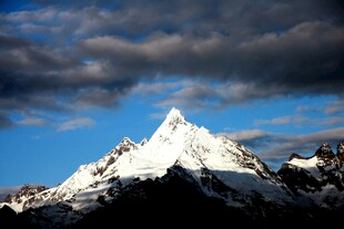 巍峨雪山映蓝天