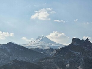 壮丽山景与远处雪峰
