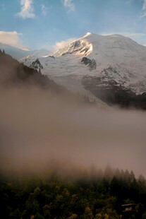 云雾缭绕中的壮美雪山