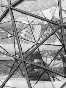 现代金属结构建筑特写
