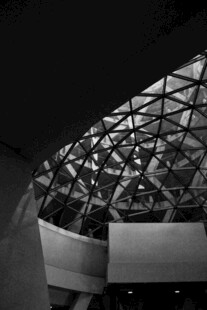 现代建筑独特几何结构外观