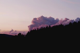 黄昏山林间的梦幻彩云