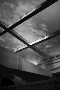 建筑线条下的天空景致