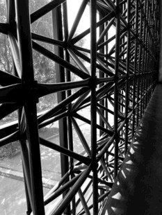 钢铁结构建筑内部景象