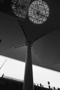 独特建筑下的光影景观