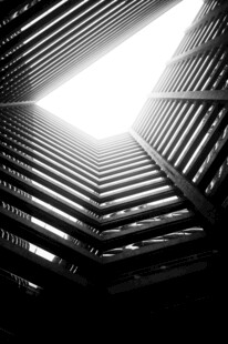 仰视下的建筑线条光影