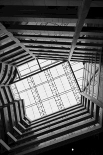 建筑内部仰视天窗景观