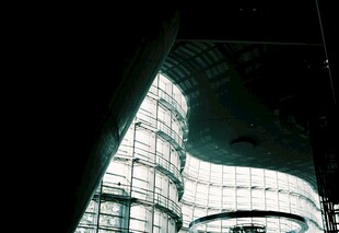 现代建筑独特内部视角