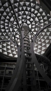 现代建筑内部独特穹顶结构
