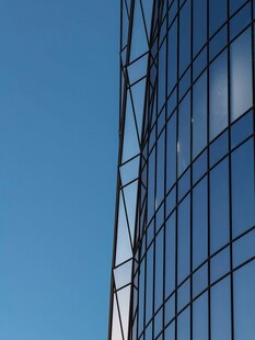 现代玻璃幕墙建筑一角