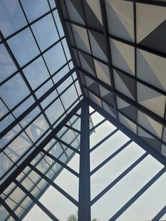 现代玻璃屋顶建筑结构