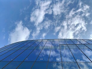 蓝天映衬下的现代玻璃建筑